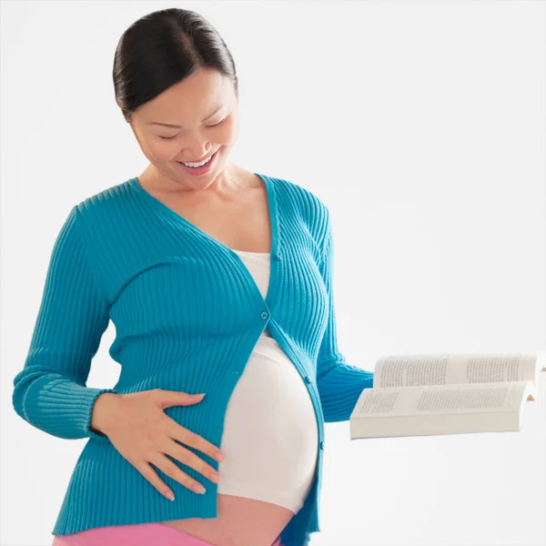Schwangere Mit Weißem Handtuch Auf Dem Bauch — Stockfoto