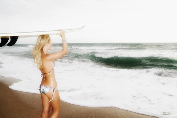 Junge Frau Mit Surfbrett Strand — Stockfoto