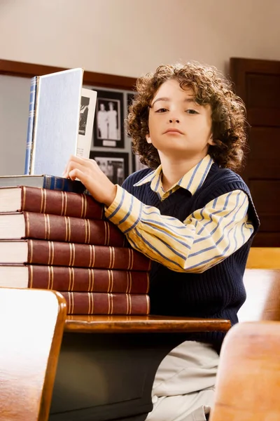 Retrato Menino Sentado Uma Cadeira Uma Biblioteca — Fotografia de Stock