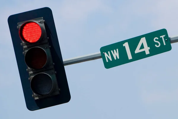 Ampel Mit Rotem Und Grünem Straßenschild — Stockfoto