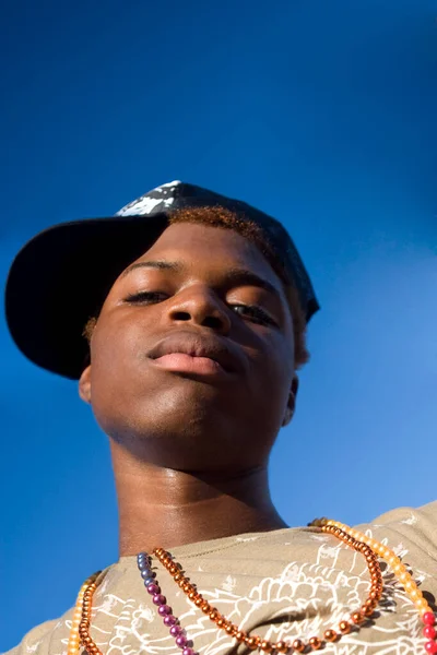 Retrato Joven Afroamericano Con Una Camisa Azul Sombrero Sobre Fondo — Foto de Stock