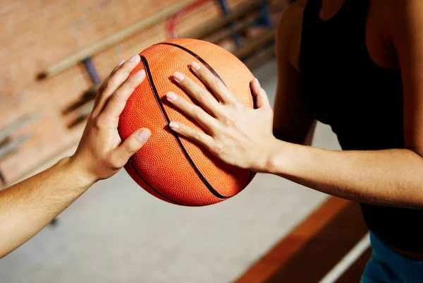 Κοντινό Πλάνο Ενός Μπασκετμπολίστα Κρατώντας Μια Μπάλα — Φωτογραφία Αρχείου