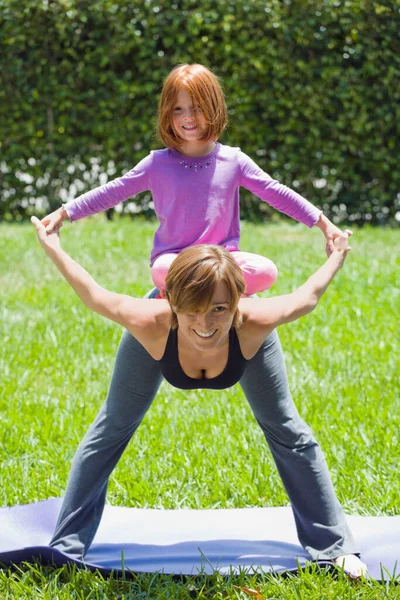 Anne Kızı Parkta Yoga Egzersizi Yapıyor — Stok fotoğraf