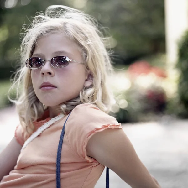 Porträt Eines Schönen Blonden Mädchens Einem Park — Stockfoto