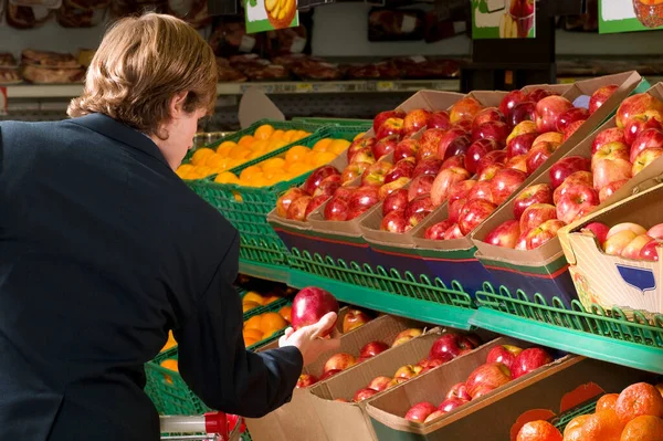 Młoda Kobieta Wybiera Warzywa Supermarkecie — Zdjęcie stockowe