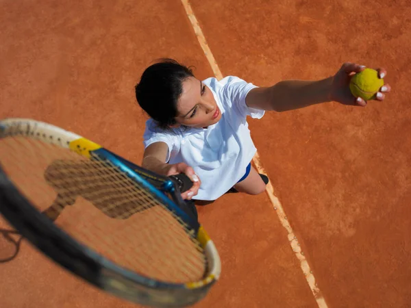 Ung Kvinna Spelar Tennis Planen — Stockfoto