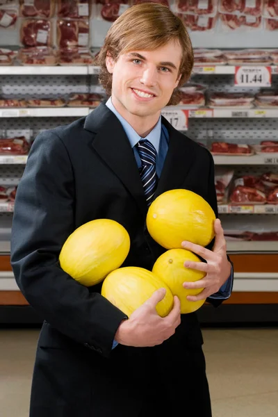 Porträt Eines Jungen Mannes Mit Einem Korb Voller Früchte — Stockfoto
