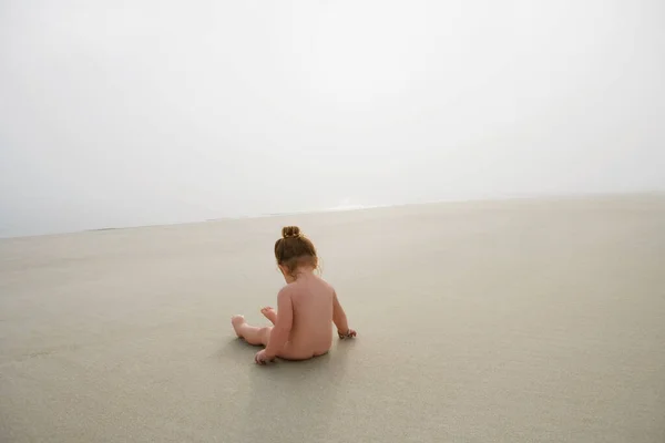 Νεαρή Γυναίκα Κάθεται Στην Άμμο Αμμόλοφο Στην Έρημο — Φωτογραφία Αρχείου