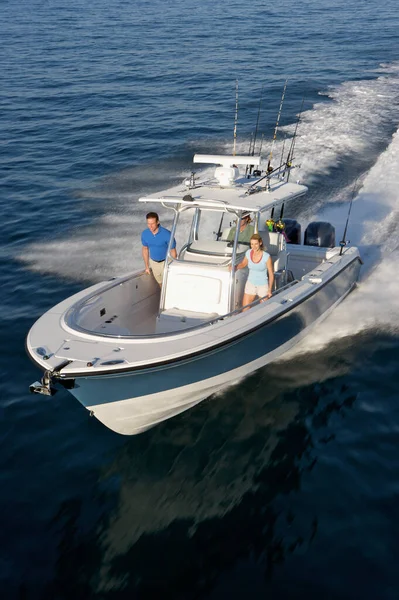 Ein Mann Einem Boot Mit Einem Segelschiff — Stockfoto