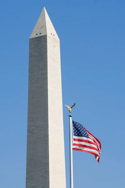 Низкоугольный Вид Американского Флага Перед Обелиском Памятник Вашингтону Вашингтон Округ — стоковое фото