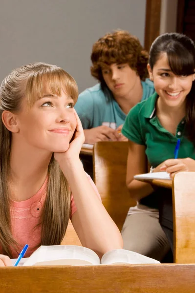 Groupe Étudiants Qui Étudient Classe — Photo