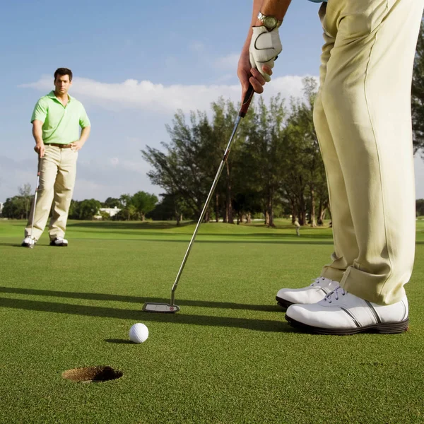 Hombre Poniendo Pelota Golf Sobre Hierba Verde —  Fotos de Stock