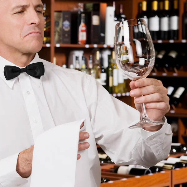 Kelner Trzymając Kieliszek Wina — Zdjęcie stockowe