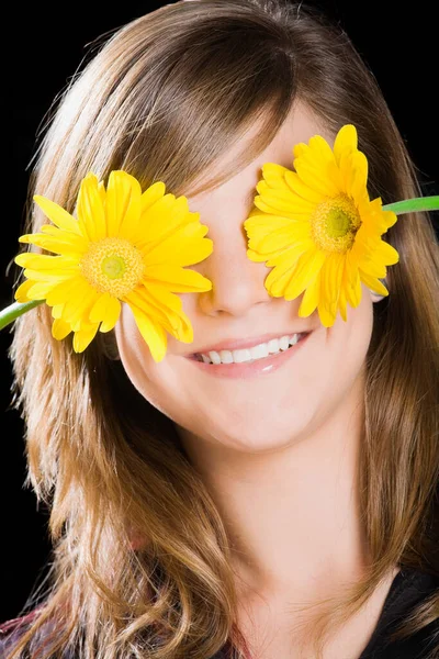 Hermosa Chica Con Flor Amarilla Sobre Fondo Negro — Foto de Stock