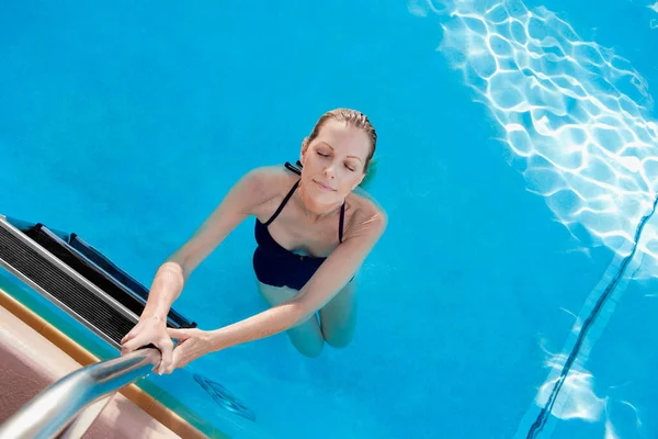 Jonge Vrouw Het Zwembad — Stockfoto