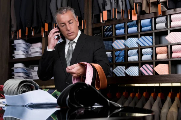 Joven Con Traje Chaqueta Hablando Por Teléfono Tienda — Foto de Stock