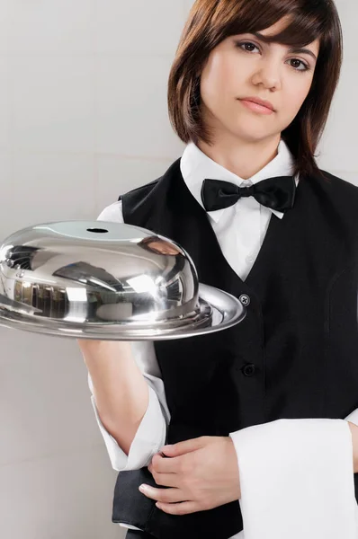 Porträt Einer Jungen Kellnerin Anzug Mit Einem Tablett Kaffee — Stockfoto