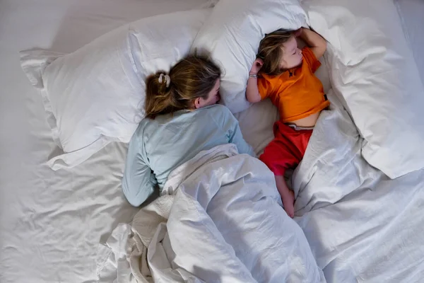 Jovem Casal Pijama Dormindo Cama — Fotografia de Stock