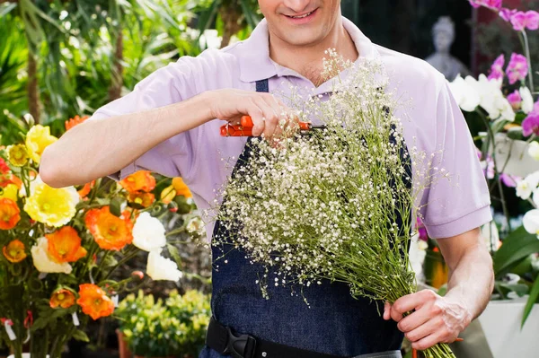 Bella Giovane Donna Con Fiori Mano — Foto Stock