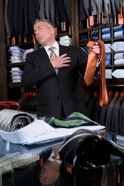 Hombre Mayor Traje Con Una Bolsa Tienda —  Fotos de Stock