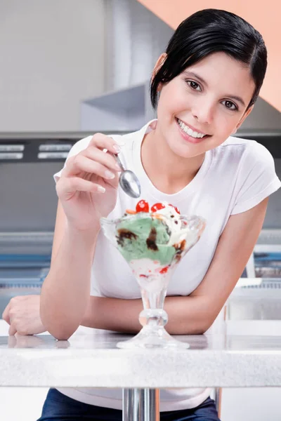 Junge Frau Isst Eis Der Küche — Stockfoto