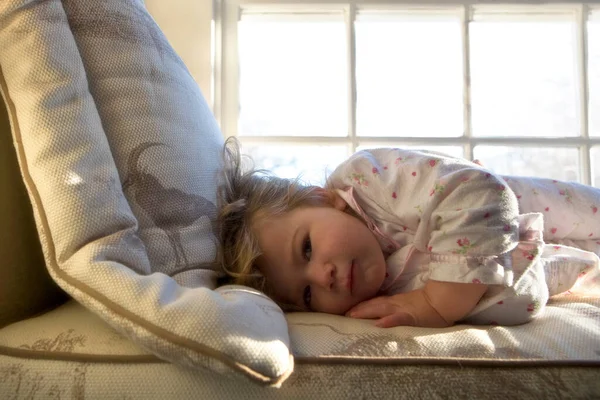 Gadis Kecil Yang Lucu Berbaring Tempat Tidur Kamar — Stok Foto