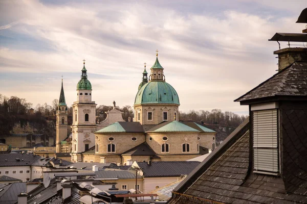 Dachy Katedry Salzburger Domy Kościoły Godzinach Wieczornych Wspaniała Atmosfera — Zdjęcie stockowe