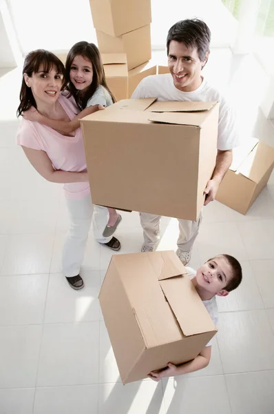 Familia Feliz Con Cajas Caja Cartón — Foto de Stock