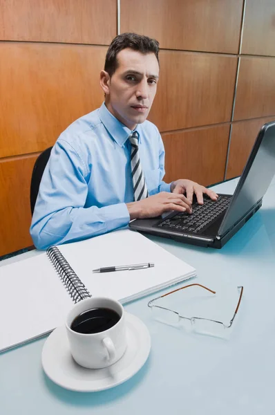 Empresário Sentado Mesa Trabalhando Com Laptop Xícara Café — Fotografia de Stock