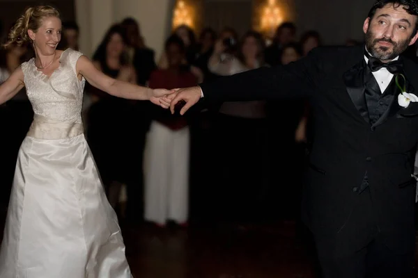 Bela Noiva Noivo Dançando Quarto — Fotografia de Stock