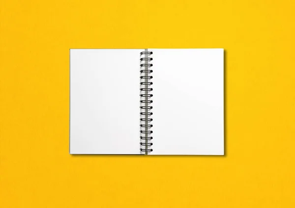 空のオープンスパイラルノートブックモックアップ黄色の背景に隔離 — ストック写真