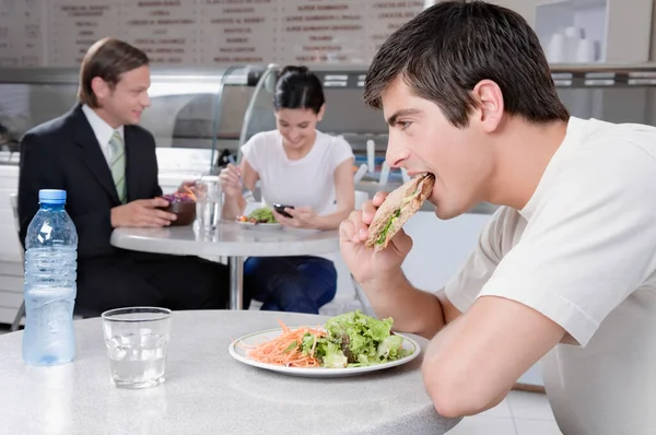 年轻夫妇在餐馆吃午饭 — 图库照片