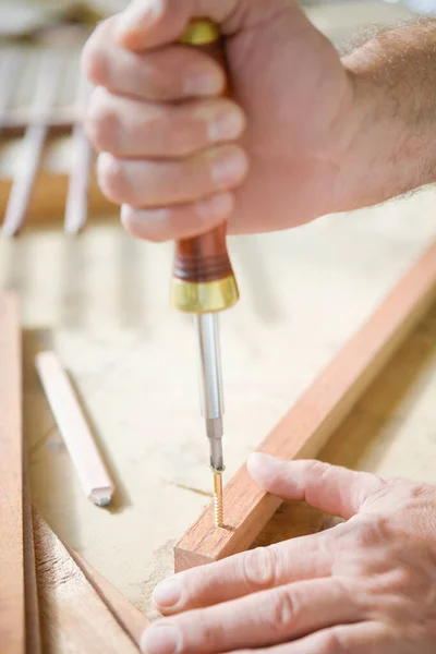 Carpinteiro Montando Uma Mesa Madeira Com Uma Chave Fenda — Fotografia de Stock