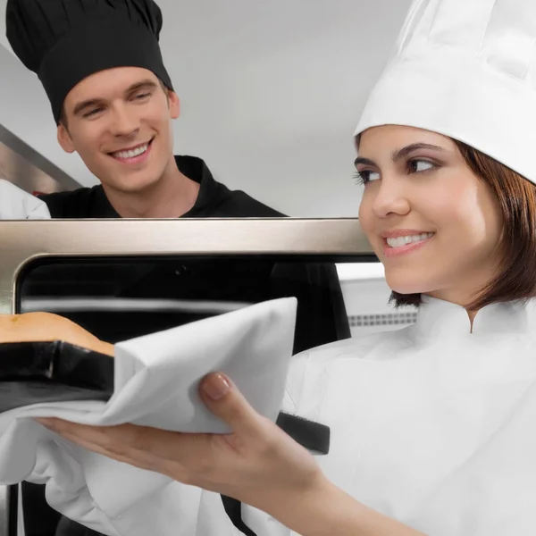 Retrato Una Joven Mujer Hermosa Una Cocina — Foto de Stock