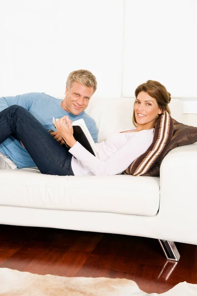 Couple Sitting Sofa Reading Book — Stock Photo, Image