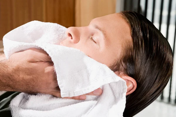 Homme Obtenir Massage Facial Dans Une Salle Bain — Photo