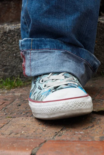 Nahaufnahme Einer Jeans Und Turnschuhe Auf Einem Hölzernen Hintergrund — Stockfoto