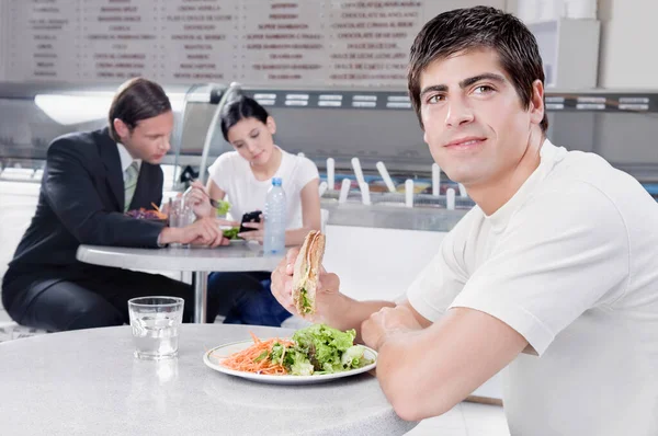Junges Paar Macht Mittagspause Restaurant — Stockfoto