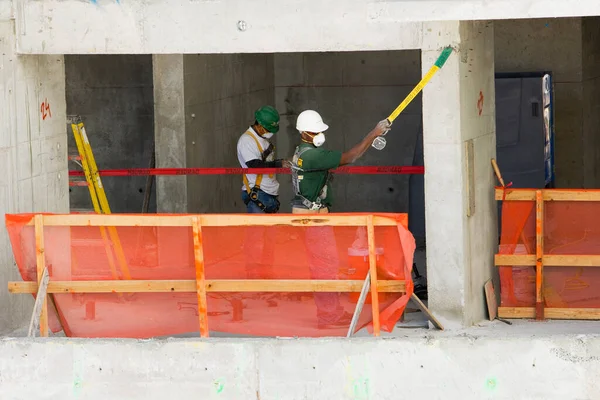 Trabajador Con Traje Protector Contenedor Gas — Foto de Stock