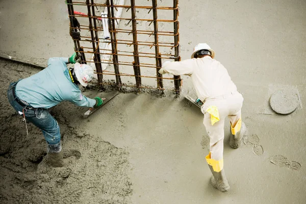 Trabajador Con Pincel Una Pared Blanca — Foto de Stock