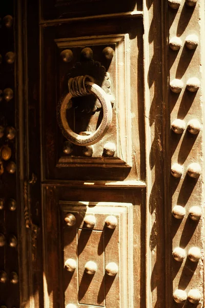 Staré Dřevěné Dveře Zámkem — Stock fotografie