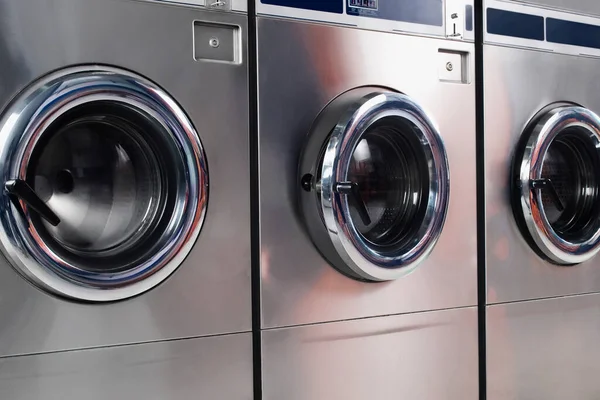 Waschmaschine Mit Wäsche Und Haushaltsgeräten — Stockfoto