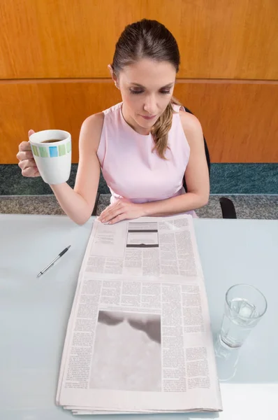 Vista Alto Ângulo Uma Empresária Segurando Uma Xícara Café Lendo — Fotografia de Stock