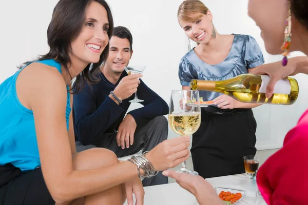 Groep Vrienden Toasten Met Champagne Bril Glimlachen Camera — Stockfoto