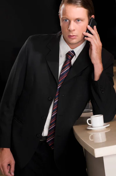 Πορτρέτο Ενός Νεαρού Επιχειρηματία Που Μιλάει Ένα Κινητό Τηλέφωνο — Φωτογραφία Αρχείου