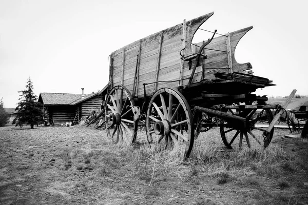 村里的旧木车 — 图库照片