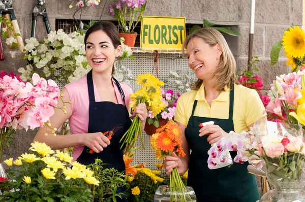 Çiçekçi Dükkanında Güzel Genç Kadınlar — Stok fotoğraf