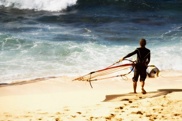 Vista Trasera Hombre Que Lleva Una Tabla Windsurf Playa Hookipa — Foto de Stock