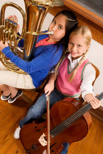 Giovane Ragazza Che Suona Violino Uno Sfondo Legno — Foto Stock