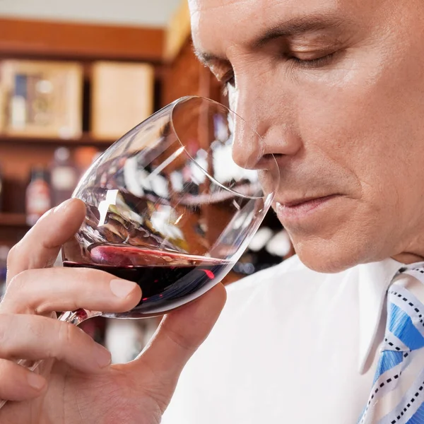 Man Die Wijn Drinkt Uit Een Glas — Stockfoto